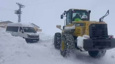 Kar yolları kapattı, cenaze 5 saattik m&uuml;cadele sonrası defnedilebildi
