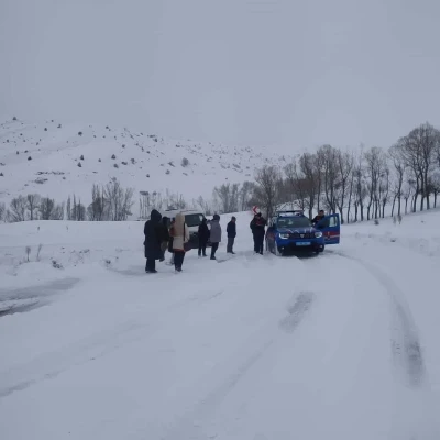 Kar yolları kapattı, &ouml;ğretmenler yolda kaldı
