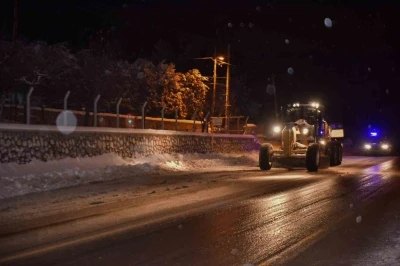 Kar y&uuml;z&uuml;nden kapanan 145 mahallenin yolu b&uuml;y&uuml;kşehir ekipleri tarafından a&ccedil;ıldı
