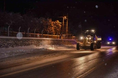 Kar y&uuml;z&uuml;nden kapanan 145 mahallenin yolu b&uuml;y&uuml;kşehir ekipleri tarafından a&ccedil;ıldı