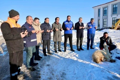 &lsquo;Kar zahmet değil rahmet&rsquo; dediler, ş&uuml;k&uuml;r koyunu kestiler
