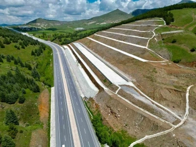Kara yolu kenarında korkutan manzara
