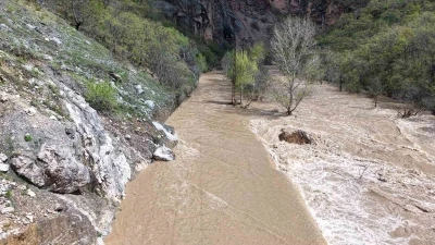 Kara yolu nehirle birleşti, yaşanan taşkın dron ile g&ouml;r&uuml;nt&uuml;lendi

