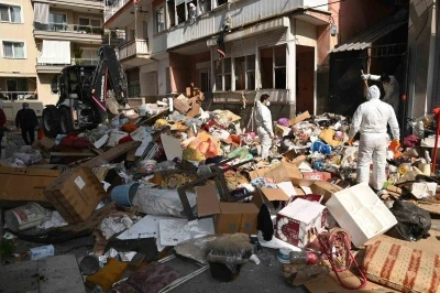 Karabağlar&rsquo;da &ccedil;&ouml;p evden 12 kamyon atık &ccedil;ıkarıldı

