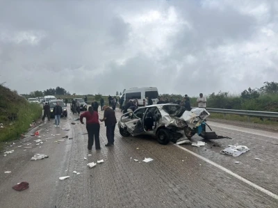 Karab&uuml;k-Eflani karayolunda otomobil ile servis otob&uuml;s&uuml; &ccedil;arpıştı: 6 yaralı
