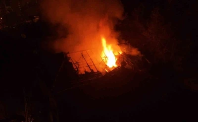 Karab&uuml;k&rsquo;te 3 katlı binada yangın: Mahsur kalan yaşlı adam kurtarıldı
