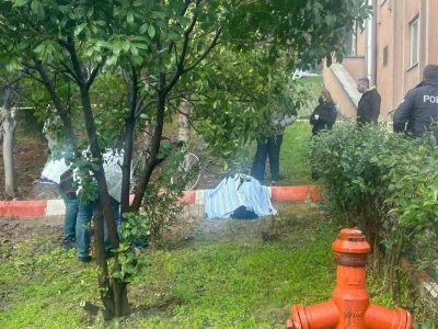 Karab&uuml;k&rsquo;te 5. kattan d&uuml;şen yaşlı kadın yaşamını yitirdi
