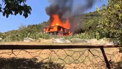 Karabük’te ahşap evde çıkan yangın ormanlık alana sıçradı
