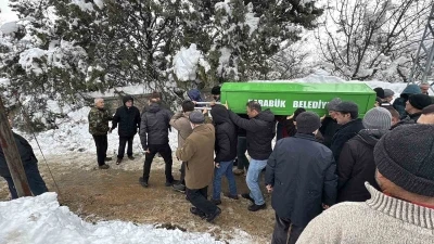Karab&uuml;k&rsquo;te bah&ccedil;ede donmuş halde bulunan yaşlı kadın toprağa verildi
