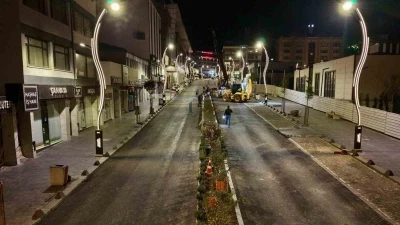 Karab&uuml;k&rsquo;te caddeler gece mesaisiyle yenileniyor
