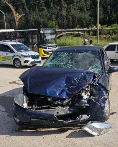 Karab&uuml;k&rsquo;te iki otomobil &ccedil;arpıştı: 3 yaralı
