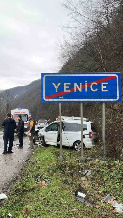 Karab&uuml;k&rsquo;te iki otomobil kafa kafaya &ccedil;arpıştı: 5 yaralı

