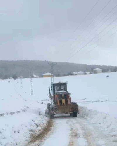 Karab&uuml;k&rsquo;te kar yağışı nedeniyle 109 k&ouml;y yolu ulaşıma kapandı
