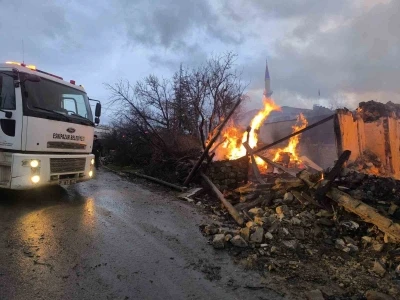 Karab&uuml;k&rsquo;te k&ouml;yde &ccedil;ıkan yangın 4 evi ve bir ahırı k&uuml;le &ccedil;evirdi
