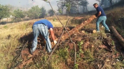 Karabük’te köylüler, evlerini korumak için su taşıyarak yangına müdahale etti
