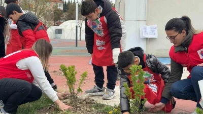 Karab&uuml;k&rsquo;te &ouml;ğrenciler hatıra fidanlarını toprakla buluşturdu
