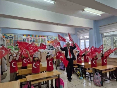 Karab&uuml;k&rsquo;te &ouml;ğrenciler ikinci d&ouml;neme T&uuml;rk bayraklarıyla başladı

