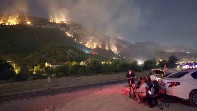Karabük’te orman yangınını kamp sandalyesine yaslanıp izlediler
