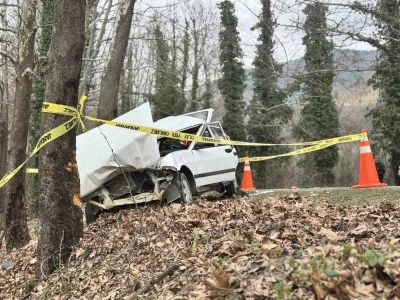 Karab&uuml;k&rsquo;te otomobil ağaca &ccedil;arptı: 1 &ouml;l&uuml;, 2 yaralı
