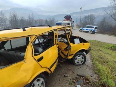 Karab&uuml;k&rsquo;te otomobil demir bariyere &ccedil;arptı: 1 yaralı
