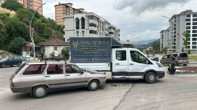 Karab&uuml;k&rsquo;te otomobil kamyonetle &ccedil;arpıştı: 1 yaralı
