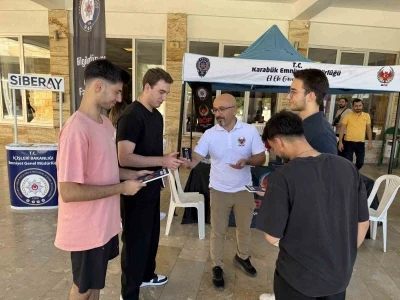 Karabük’te polisler üniversite öğrencilerini bilgilendiriyor
