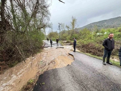 Karab&uuml;k&rsquo;te sağanak ve dolu su taşkınlarına neden oldu: Mahsur kalan 3 vatandaşı kurtardı
