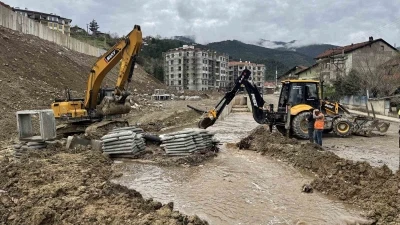 Karab&uuml;k&rsquo;te sağanak yağış sonrası dereler taştı
