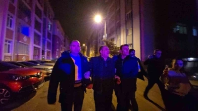 Karab&uuml;k&rsquo;te sıcak saatler: Kapısına gelen kızının erkek arkadaşını av t&uuml;feği ile ayağından vurarak yaraladı
