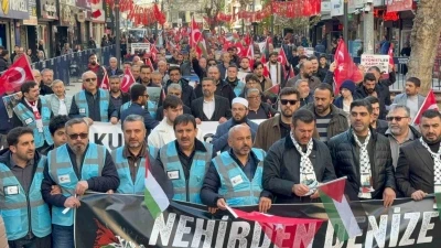 Karab&uuml;k&rsquo;te y&uuml;zlerce kişi Gazze i&ccedil;in y&uuml;r&uuml;d&uuml;

