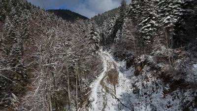 Karab&uuml;k&rsquo;&uuml;n beyaza b&uuml;r&uuml;nen y&uuml;ksek kesimleri dronla g&ouml;r&uuml;nt&uuml;lendi
