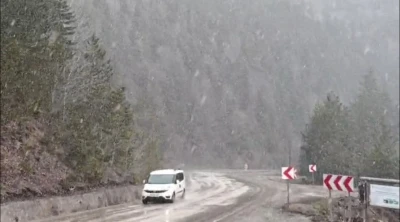 Karab&uuml;k&rsquo;&uuml;n y&uuml;ksek kesimlerinde kar yağışı yeniden başladı
