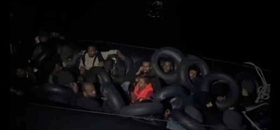 Karaburun a&ccedil;ıklarında s&uuml;r&uuml;klenen lastik bottaki 31 g&ouml;&ccedil;men kurtarıldı
