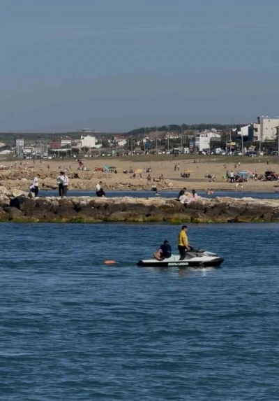 Karaburun Sahili&rsquo;nde boğulma tehlikesi ge&ccedil;iren kişi son anda kurtarıldı

