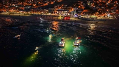 Karaburun sahili sarı-lacivert renklere b&uuml;r&uuml;nd&uuml;
