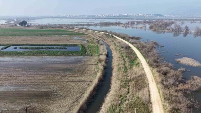 Karacabey &ccedil;ift&ccedil;isi yeni sezon ekimleri i&ccedil;in suların &ccedil;ekilmesini bekliyor
