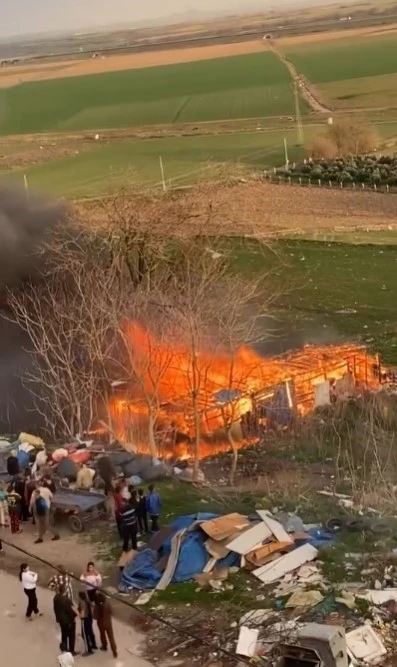 Karacabey&rsquo;de ağıl alev alev yandı
