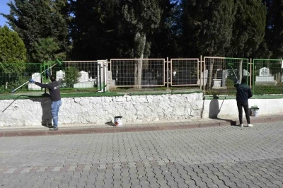 Karacabey’de mezarlıklara özenli bakım
