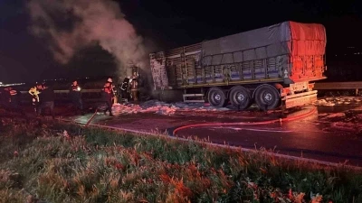 Karacabey&rsquo;de tır yangını: Bursa yolu trafiğe kapandı

