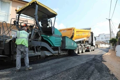 Karacabey&rsquo;in Yenikaraağa&ccedil; Mahallesi&rsquo;nde yollar yenileniyor
