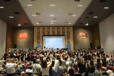 Karacabey MYO&rsquo;nun 30. d&ouml;nem mezunları kep attı
