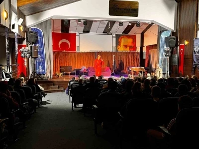 Karacasu&rsquo;da &rsquo;İyi Delirdik&rsquo; tiyatro oyunu vatandaşlarla buluştu
