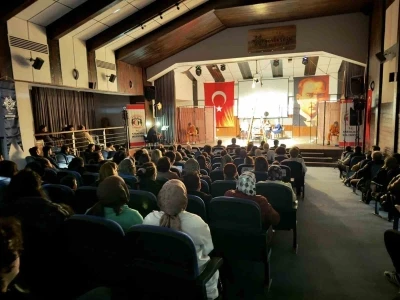 Karacasu&rsquo;da "Hepimiz Mahkumuz" oyunu b&uuml;y&uuml;k ilgi g&ouml;rd&uuml;
