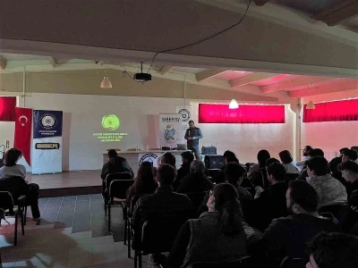 Karacasu&rsquo;da &uuml;niversite &ouml;ğrencilerine &ccedil;evrimi&ccedil;i su&ccedil; unsurları anlatıldı
