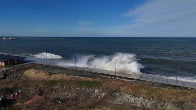 Karadeniz&rsquo;de dalgalar havadan g&ouml;r&uuml;nt&uuml;lendi
