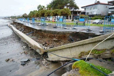 Karadeniz&rsquo;de dev dalgalar sahili yıktı ge&ccedil;ti

