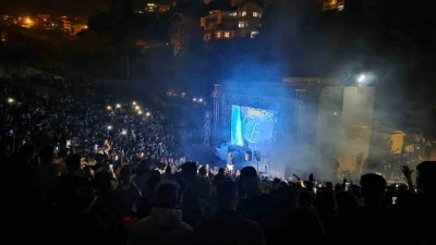 Karadeniz Ereğli&rsquo;de Wegh r&uuml;zgarı; gen&ccedil;ler konserde coştu

