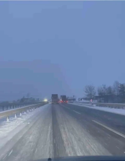 Karadeniz&rsquo;i İstanbul&rsquo;a bağlayan yolda kar yağışı etkili oluyor
