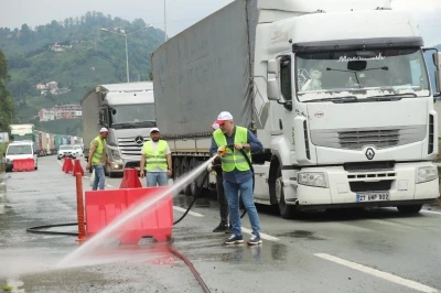 Karadeniz Sahil Yolu kenarına tırlardan atılan çöpleri gönüllü olarak temizlediler
