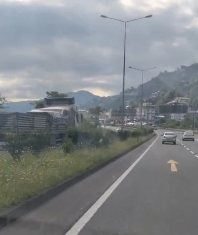 Karadeniz Sahil Yolunda ters y&ouml;nde giden kamyon korkuttu
